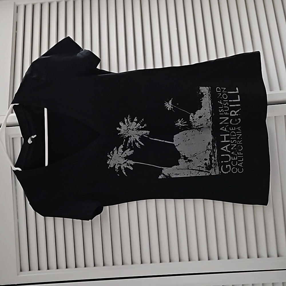 Women's Guam V-Neck T-Shirt, Size S